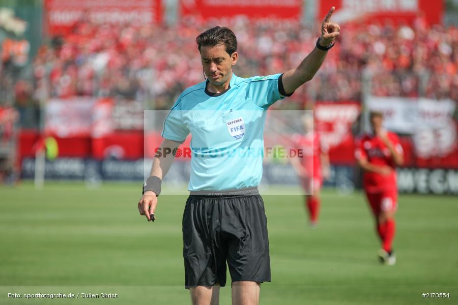 Manuel Gräfe, 14.08.2016, flyeralarm Arena, Würzburg, 2. Bundesliga, 1. FC Kaiserslautern, FC Würzburger Kickers - Bild-ID: 2170554 Manuel Gräfe, 14.08.2016, flyeralarm Arena, Würzburg, 2. Bundesliga, 1. FC Kaiserslautern, FC Würzburger Kickers - Bild-ID: 2170554