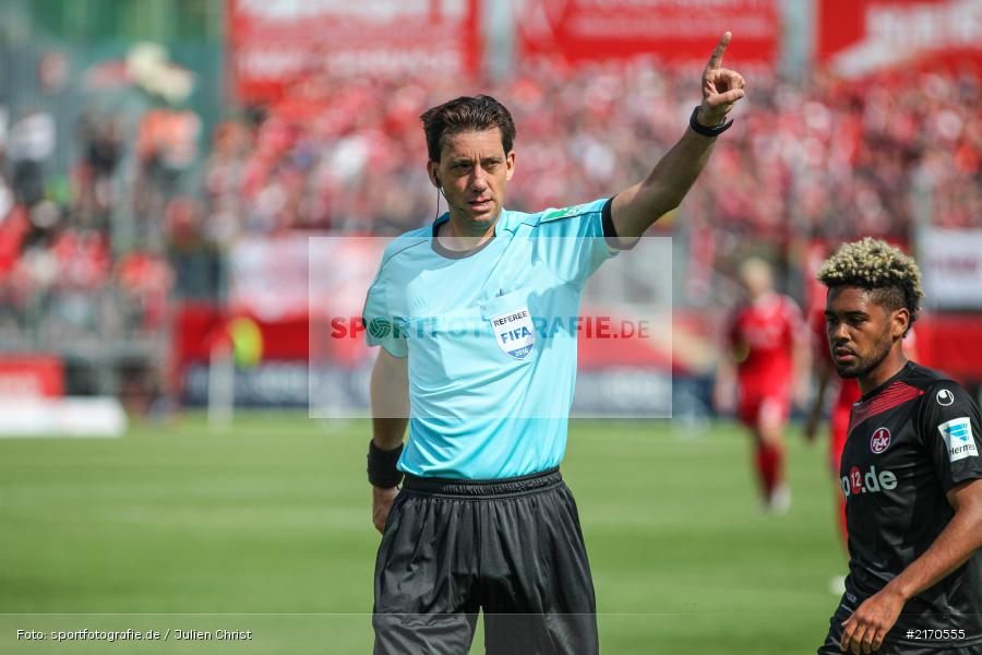 Manuel Gräfe, 14.08.2016, flyeralarm Arena, Würzburg, 2. Bundesliga, 1. FC Kaiserslautern, FC Würzburger Kickers - Bild-ID: 2170555