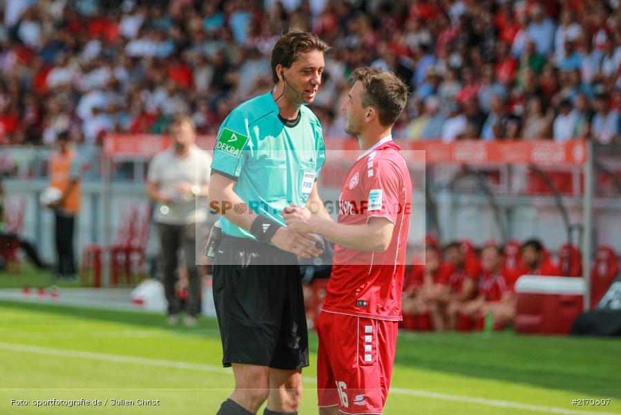 Peter Kurzweg, Manuel Gräfe, 14.08.2016, flyeralarm Arena, Würzburg, 2. Bundesliga, 1. FC Kaiserslautern, FC Würzburger Kickers - Bild-ID: 2170607 Peter Kurzweg, Manuel Gräfe, 14.08.2016, flyeralarm Arena, Würzburg, 2. Bundesliga, 1. FC Kaiserslautern, FC Würzburger Kickers - Bild-ID: 2170607