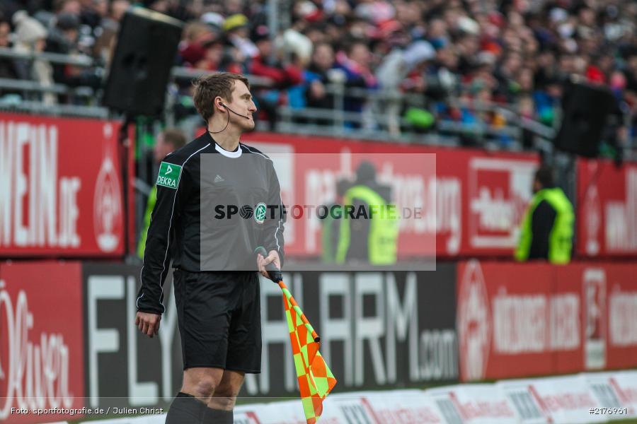 Schiedsrichter, Robert Wessel, VfB Stuttgart, FWK 1907, Würzburg, 2. Bundesliga, flyeralarm Arena, FC Würzburger Kickers - Bild-ID: 2176961