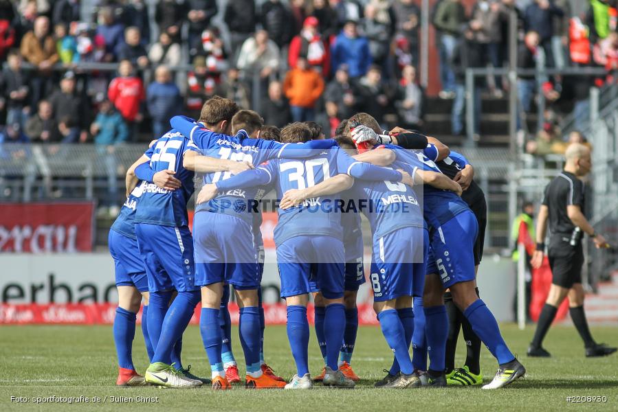 Mannschaftskreis, FLYERALARM Arena, 3. Liga, 24.03.2018, Karlsruher SC, FC Würzburger Kickers - Bild-ID: 2208930