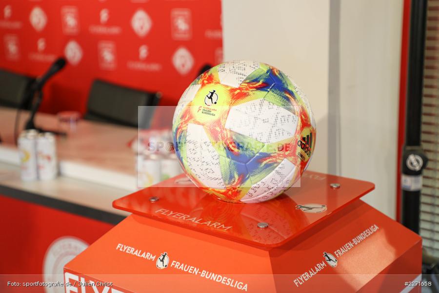 adidas Conext 19, FLYERALARM Frauen-Bundesliga Spielball, Daniel Sauer, Thorsten Fischer, Felix Magath, 20.01.2020, FLYERALARM Würzburg, Pressekonferenz FLYERALARM Global Soccer - Bild-ID: 2271658 adidas Conext 19, FLYERALARM Frauen-Bundesliga Spielball, Daniel Sauer, Thorsten Fischer, Felix Magath, 20.01.2020, FLYERALARM Würzburg, Pressekonferenz FLYERALARM Global Soccer - Bild-ID: 2271658