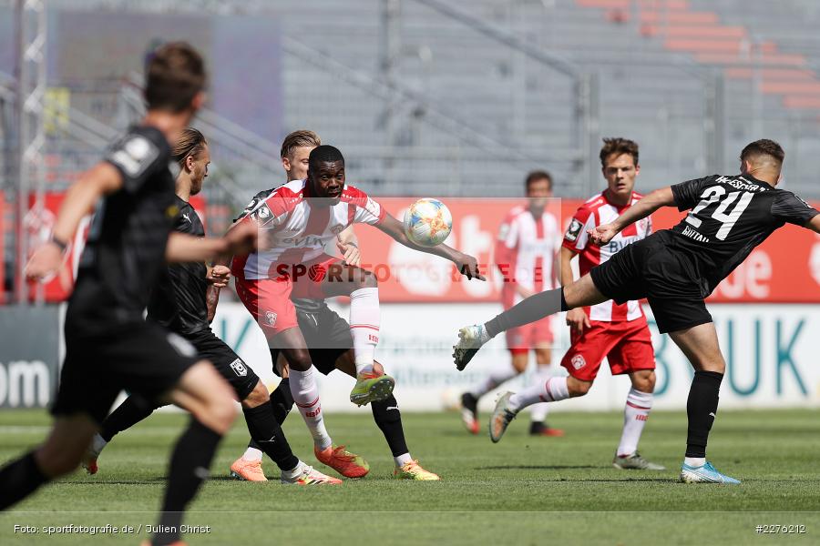 Julian Guttau, Björn Jopek, Leroy Kwadwo, FLYERALARM Arena, Würzburg, 04.07.2020, DFB, sport, action, Fussball, Juli 2020, 3. Liga, Hallescher FC, FC Würzburger Kickers - Bild-ID: 2276212 Julian Guttau, Björn Jopek, Leroy Kwadwo, FLYERALARM Arena, Würzburg, 04.07.2020, DFB, sport, action, Fussball, Juli 2020, 3. Liga, Hallescher FC, FC Würzburger Kickers - Bild-ID: 2276212