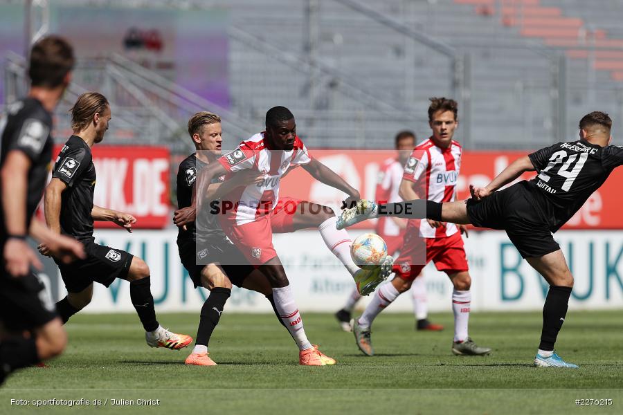 Julian Guttau, Björn Jopek, Leroy Kwadwo, FLYERALARM Arena, Würzburg, 04.07.2020, DFB, sport, action, Fussball, Juli 2020, 3. Liga, Hallescher FC, FC Würzburger Kickers - Bild-ID: 2276215