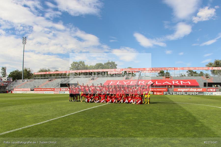 Party, Aufstieg, Mannschaftfoto, Feiern, sport, action, Würzburg, Juli 2020, Hallescher FC, Fussball, FLYERALARM Arena, FC Würzburger Kickers, DFB, 3. Liga, 04.07.2020 - Bild-ID: 2276241