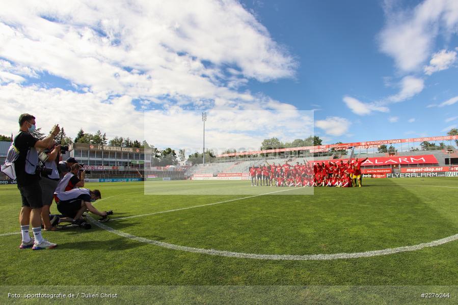 Presse, Feiern, Mannschaftsfoto, Würzburger Kickers, sport, action, Würzburg, Juli 2020, Hallescher FC, Fussball, FLYERALARM Arena, FC Würzburger Kickers, DFB, 3. Liga, 04.07.2020 - Bild-ID: 2276244