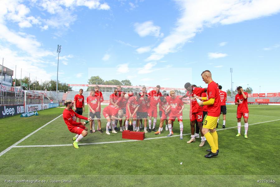 Emotionen, Ausgelassen, Feiern, Sekt, Sektdusche, Fabio Kaufmann, sport, action, Würzburg, Juli 2020, Hallescher FC, Fussball, FLYERALARM Arena, FC Würzburger Kickers, DFB, 3. Liga, 04.07.2020 - Bild-ID: 2276246