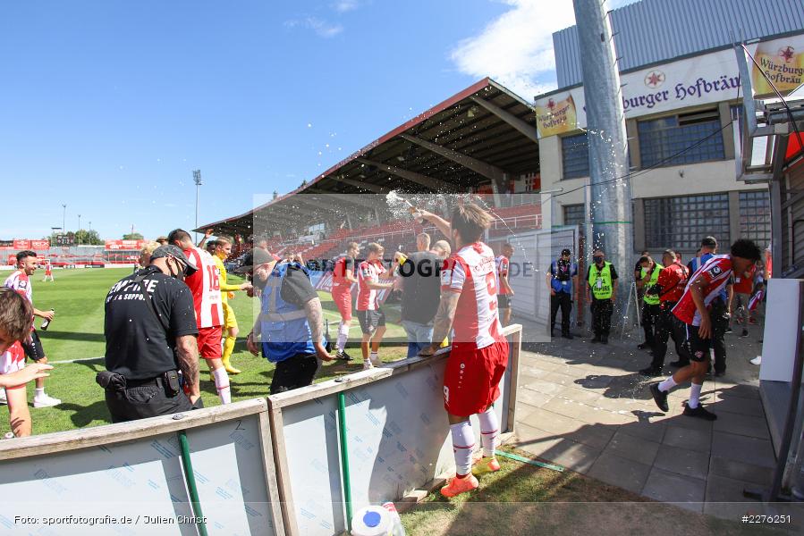 Bierdusche, Dominic Baumann, sport, action, Würzburg, Juli 2020, Hallescher FC, Fussball, FLYERALARM Arena, FC Würzburger Kickers, DFB, 3. Liga, 04.07.2020 - Bild-ID: 2276251