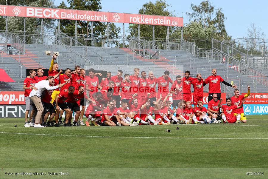 2. Bundesliga, Mannschaftsfoto, Emotionen, Feiern, FLYERALARM Arena, Würzburg, 04.07.2020, DFB, sport, action, Fussball, Juli 2020, 3. Liga, Hallescher FC, FC Würzburger Kickers - Bild-ID: 2276253