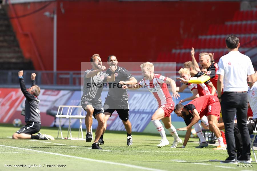Dave Gnaase, Simon Rhein, Michael Schiele, FLYERALARM Arena, Würzburg, 04.07.2020, DFB, sport, action, Fussball, Juli 2020, 3. Liga, Hallescher FC, FC Würzburger Kickers - Bild-ID: 2276276