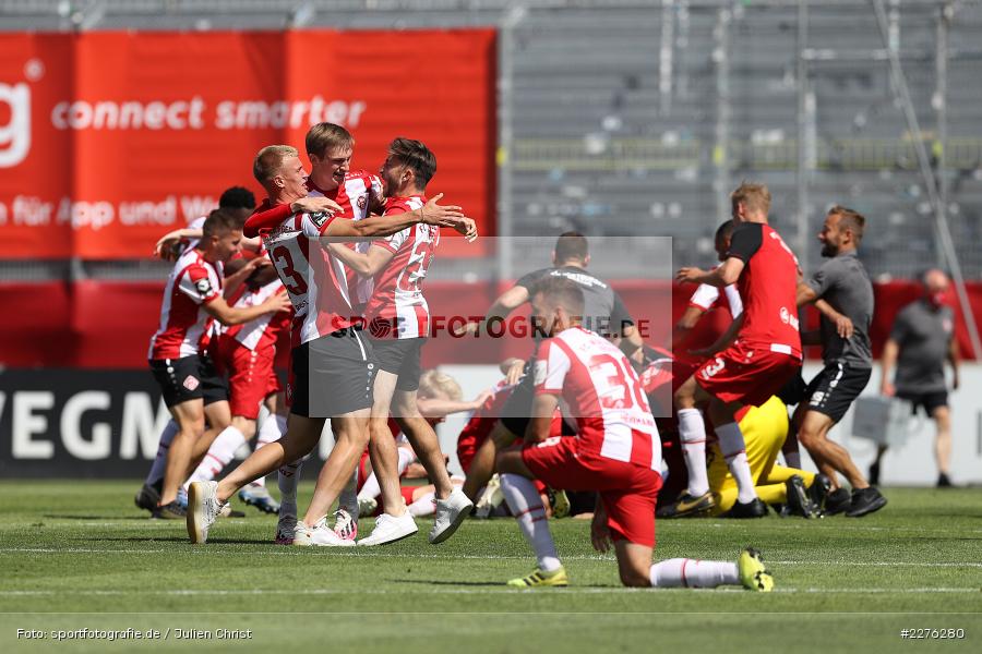 Michael Schiele, Robert Herrmann, Maximilian Breunig, Jubel, Aufstieg, FLYERALARM Arena, Würzburg, 04.07.2020, DFB, sport, action, Fussball, Juli 2020, 3. Liga, Hallescher FC, FC Würzburger Kickers - Bild-ID: 2276280