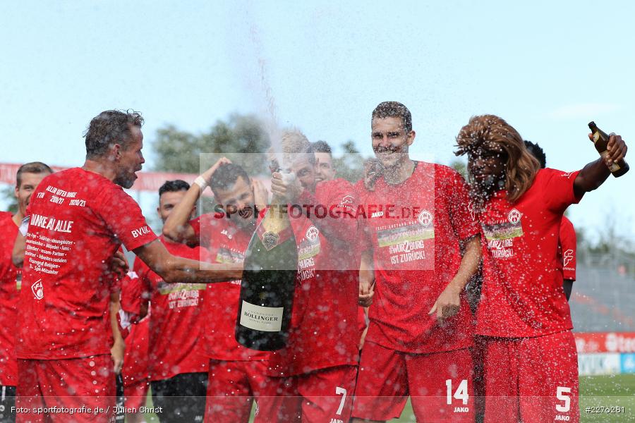 Kickers, Danke an Alle, 2. Bundesliga, Aufstieg, Feiern, Champagner, Bollinger, Leroy Kwadwo, Hendrik Hansen, Sebastian Schuppan, FLYERALARM Arena, Würzburg, 04.07.2020, DFB, sport, action, Fussball, Juli 2020, 3. Liga, Hallescher FC, FC Würzburger Kickers - Bild-ID: 2276281