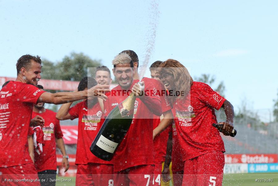 Kickers, Danke an Alle, 2. Bundesliga, Aufstieg, Feiern, Champagner, Bollinger, Leroy Kwadwo, Hendrik Hansen, Sebastian Schuppan, FLYERALARM Arena, Würzburg, 04.07.2020, DFB, sport, action, Fussball, Juli 2020, 3. Liga, Hallescher FC, FC Würzburger Kickers - Bild-ID: 2276282