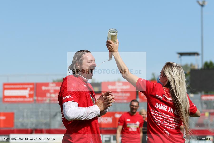 Champagner, Sekt, Aufstieg, 2. Bundesliga, Daniel Sauer, FLYERALARM Arena, Würzburg, 04.07.2020, DFB, sport, action, Fussball, Juli 2020, 3. Liga, Hallescher FC, FC Würzburger Kickers - Bild-ID: 2276288 Champagner, Sekt, Aufstieg, 2. Bundesliga, Daniel Sauer, FLYERALARM Arena, Würzburg, 04.07.2020, DFB, sport, action, Fussball, Juli 2020, 3. Liga, Hallescher FC, FC Würzburger Kickers - Bild-ID: 2276288