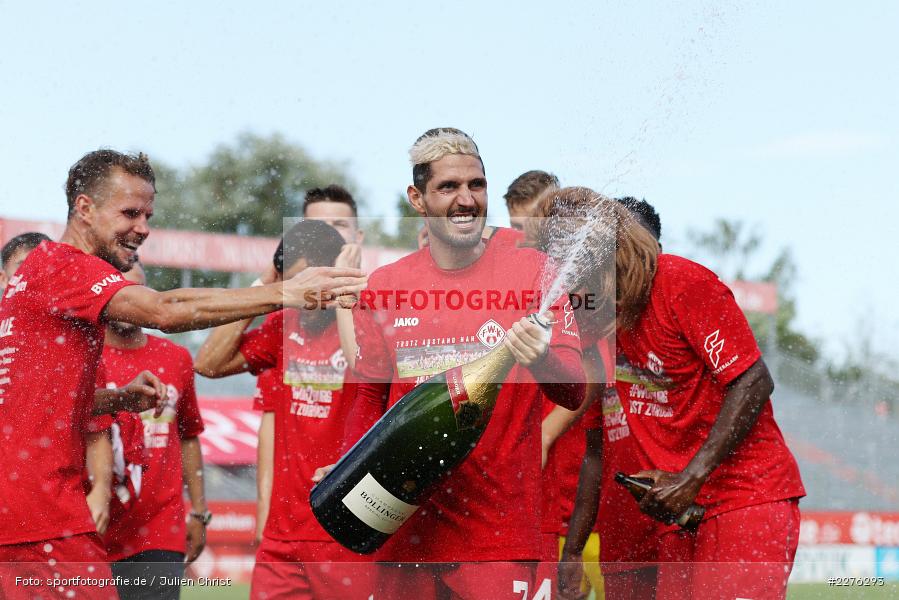 Kickers, Danke an Alle, 2. Bundesliga, Aufstieg, Feiern, Champagner, Bollinger, Leroy Kwadwo, Hendrik Hansen, Sebastian Schuppan, FLYERALARM Arena, Würzburg, 04.07.2020, DFB, sport, action, Fussball, Juli 2020, 3. Liga, Hallescher FC, FC Würzburger Kickers - Bild-ID: 2276293