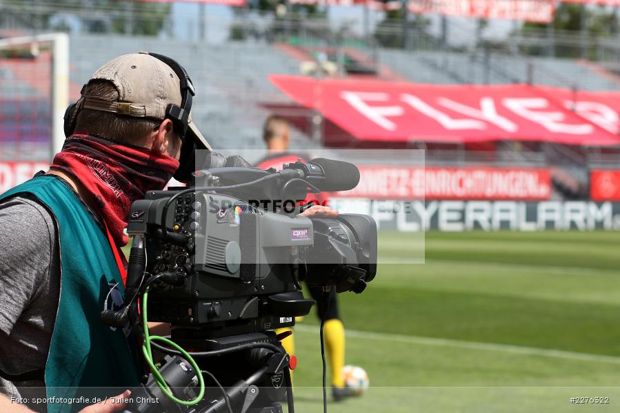 Broadcast, Fernsehen, TV, Kamera, Symbolbild, FLYERALARM Arena, Würzburg, 04.07.2020, DFB, sport, action, Fussball, Juli 2020, 3. Liga, Hallescher FC, FC Würzburger Kickers - Bild-ID: 2276322