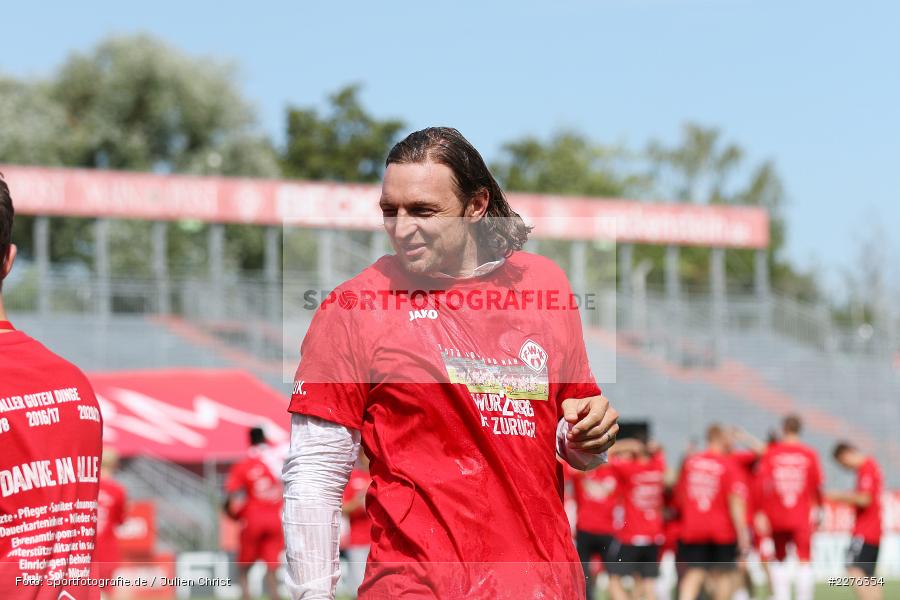 2. Bundesliga, Sektdusche, Daniel Sauer, FLYERALARM Arena, Würzburg, 04.07.2020, DFB, sport, action, Fussball, Juli 2020, 3. Liga, Hallescher FC, FC Würzburger Kickers - Bild-ID: 2276354