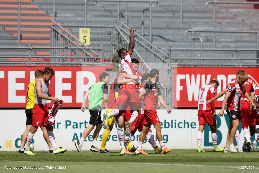 2. Bundesliga, Aufstieg, Luca Pfeiffer, Leroy Kwdawo, FLYERALARM Arena, Würzburg, 04.07.2020, DFB, sport, action, Fussball, Juli 2020, 3. Liga, Hallescher FC, FC Würzburger Kickers - Bild-ID: 2276359