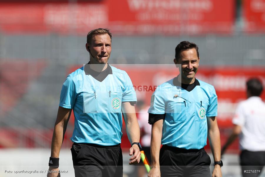 Schiedsrichter, Markus Sinn, Martin Petersen, FLYERALARM Arena, Würzburg, 04.07.2020, DFB, sport, action, Fussball, Juli 2020, 3. Liga, Hallescher FC, FC Würzburger Kickers - Bild-ID: 2276379