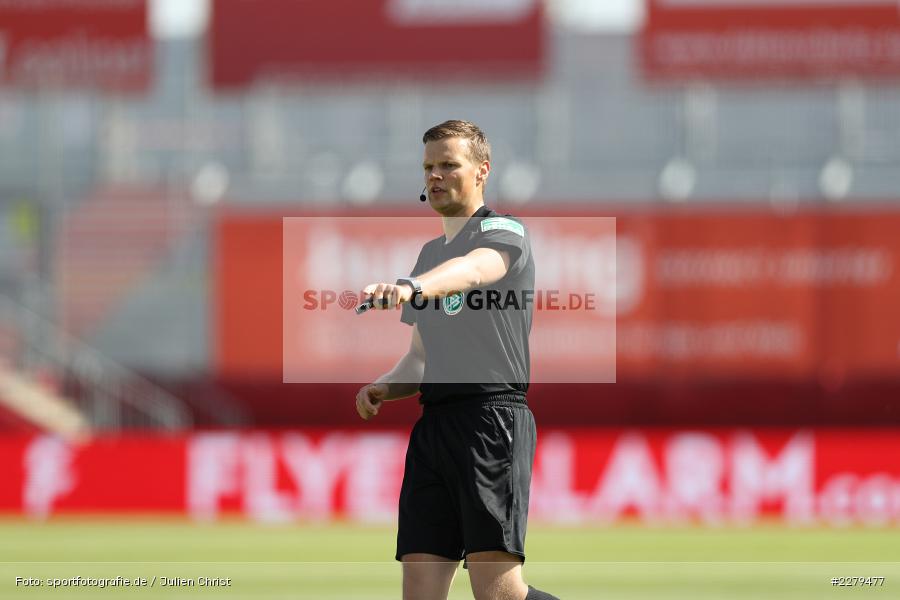 gibt Anweisungen, Schiedsrichter, Thorben Siewer, FLYERALARM Arena, Würzburg, 19.09.2020, DFL, sport, action, Fussball, Deutschland, September 2020, Saison 2020/2021, Bundesliga, 2. Bundesliga, FC Erzgebirge Aue, FC Würzburger Kickers - Bild-ID: 2279477