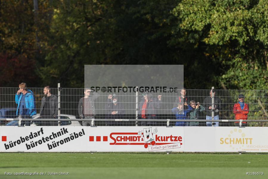 Covid-19-Beschränkungen, Zuschauer, Sportgelände In der Au, Karlburg, 24.10.2020, BFV, sport, action, Fussball, Deutschland, Oktober 2020, Saison 2019/2020, Bayernliga Nord, TSV Grossbardorf, TSV Karlburg - Bild-ID: 2283570