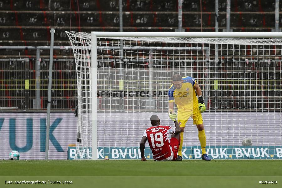 Douglas Franco Teixeira, Fabian Giefer, FLYERALARM Arena, Würzburg, 01.11.2020, DFL, sport, action, Fussball, Deutschland, November 2020, Saison 2020/2021, Bundesliga, 2. Bundesliga, VfL Bochum, FC Würzburger Kickers - Bild-ID: 2284410