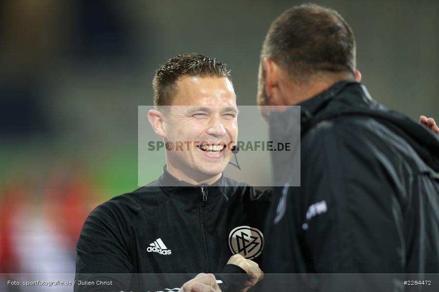 Handshake, lächeln, lachen, Begrüßung, Frank Schmidt, Dr. Robert Kampka, Voith-Arena, Heidenheim, 06.11.2020, DFL, sport, action, Fussball, Deutschland, November 2020, Saison 2020/2021, Bundesliga, 2. Bundesliga, FC Würzburger Kickers, 1. FC Heidenheim - Bild-ID: 2284472 Handshake, lächeln, lachen, Begrüßung, Frank Schmidt, Dr. Robert Kampka, Voith-Arena, Heidenheim, 06.11.2020, DFL, sport, action, Fussball, Deutschland, November 2020, Saison 2020/2021, Bundesliga, 2. Bundesliga, FC Würzburger Kickers, 1. FC Heidenheim - Bild-ID: 2284472
