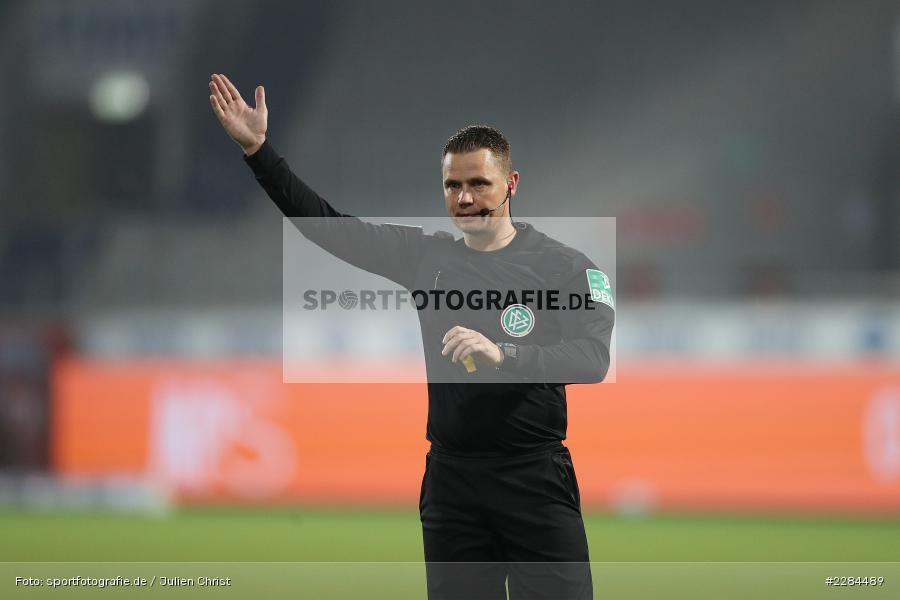Schiedsrichter, Dr. Robert Kampka, Voith-Arena, Heidenheim, 06.11.2020, DFL, sport, action, Fussball, Deutschland, November 2020, Saison 2020/2021, Bundesliga, 2. Bundesliga, FC Würzburger Kickers, 1. FC Heidenheim - Bild-ID: 2284489 Schiedsrichter, Dr. Robert Kampka, Voith-Arena, Heidenheim, 06.11.2020, DFL, sport, action, Fussball, Deutschland, November 2020, Saison 2020/2021, Bundesliga, 2. Bundesliga, FC Würzburger Kickers, 1. FC Heidenheim - Bild-ID: 2284489