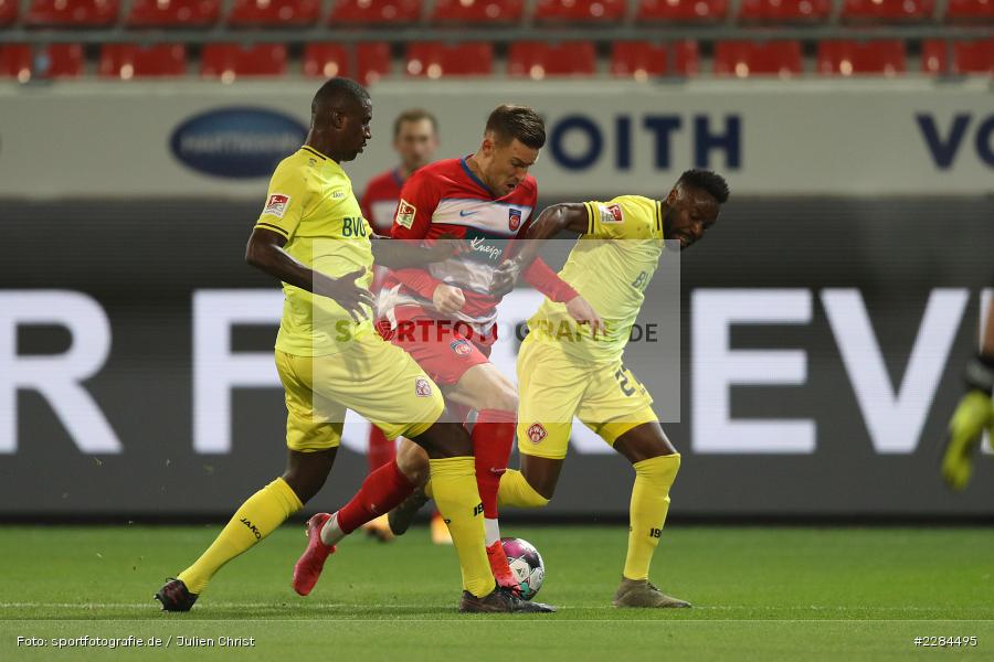 Nzuzi Toko, Douglas Franco Teixeira, Christian Kühlwetter, Voith-Arena, Heidenheim, 06.11.2020, DFL, sport, action, Fussball, Deutschland, November 2020, Saison 2020/2021, Bundesliga, 2. Bundesliga, FC Würzburger Kickers, 1. FC Heidenheim - Bild-ID: 2284495 Nzuzi Toko, Douglas Franco Teixeira, Christian Kühlwetter, Voith-Arena, Heidenheim, 06.11.2020, DFL, sport, action, Fussball, Deutschland, November 2020, Saison 2020/2021, Bundesliga, 2. Bundesliga, FC Würzburger Kickers, 1. FC Heidenheim - Bild-ID: 2284495