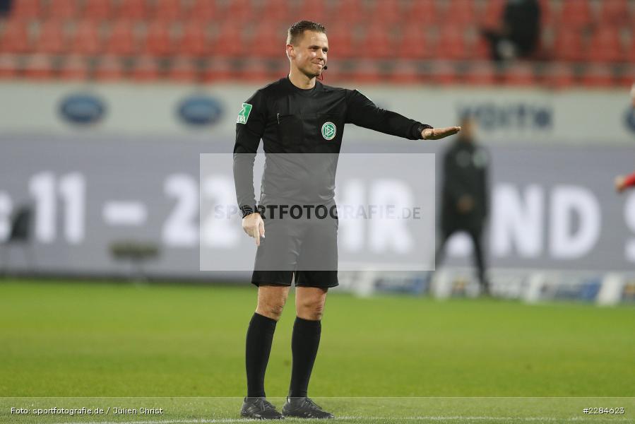 gestikuliert, Schiedsrichter, Dr. Robert Kampka, Voith-Arena, Heidenheim, 06.11.2020, DFL, sport, action, Fussball, Deutschland, November 2020, Saison 2020/2021, Bundesliga, 2. Bundesliga, FC Würzburger Kickers, 1. FC Heidenheim - Bild-ID: 2284623 gestikuliert, Schiedsrichter, Dr. Robert Kampka, Voith-Arena, Heidenheim, 06.11.2020, DFL, sport, action, Fussball, Deutschland, November 2020, Saison 2020/2021, Bundesliga, 2. Bundesliga, FC Würzburger Kickers, 1. FC Heidenheim - Bild-ID: 2284623
