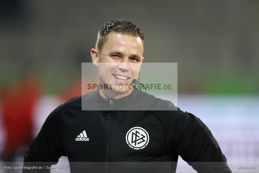 gut gelaunt, lächeln, lacht, Schiedsrichter, Dr. Robert Kampka, Voith-Arena, Heidenheim, 06.11.2020, DFL, sport, action, Fussball, Deutschland, November 2020, Saison 2020/2021, Bundesliga, 2. Bundesliga, FC Würzburger Kickers, 1. FC Heidenheim - Bild-ID: 2284674 gut gelaunt, lächeln, lacht, Schiedsrichter, Dr. Robert Kampka, Voith-Arena, Heidenheim, 06.11.2020, DFL, sport, action, Fussball, Deutschland, November 2020, Saison 2020/2021, Bundesliga, 2. Bundesliga, FC Würzburger Kickers, 1. FC Heidenheim - Bild-ID: 2284674