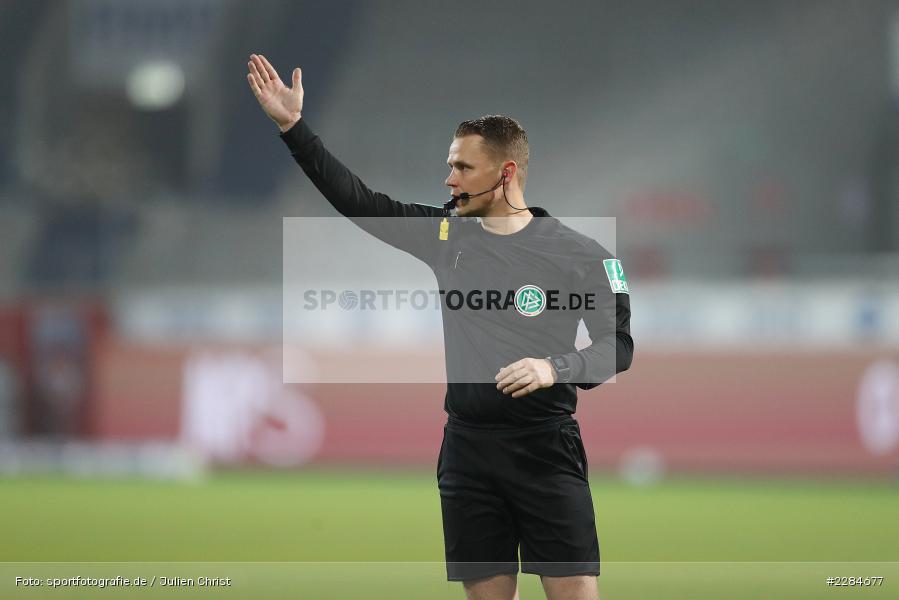 DFB, gibt Anweisungen, Schiedsrichter, Dr. Robert Kampka, Voith-Arena, Heidenheim, 06.11.2020, DFL, sport, action, Fussball, Deutschland, November 2020, Saison 2020/2021, Bundesliga, 2. Bundesliga, FC Würzburger Kickers, 1. FC Heidenheim - Bild-ID: 2284677 DFB, gibt Anweisungen, Schiedsrichter, Dr. Robert Kampka, Voith-Arena, Heidenheim, 06.11.2020, DFL, sport, action, Fussball, Deutschland, November 2020, Saison 2020/2021, Bundesliga, 2. Bundesliga, FC Würzburger Kickers, 1. FC Heidenheim - Bild-ID: 2284677