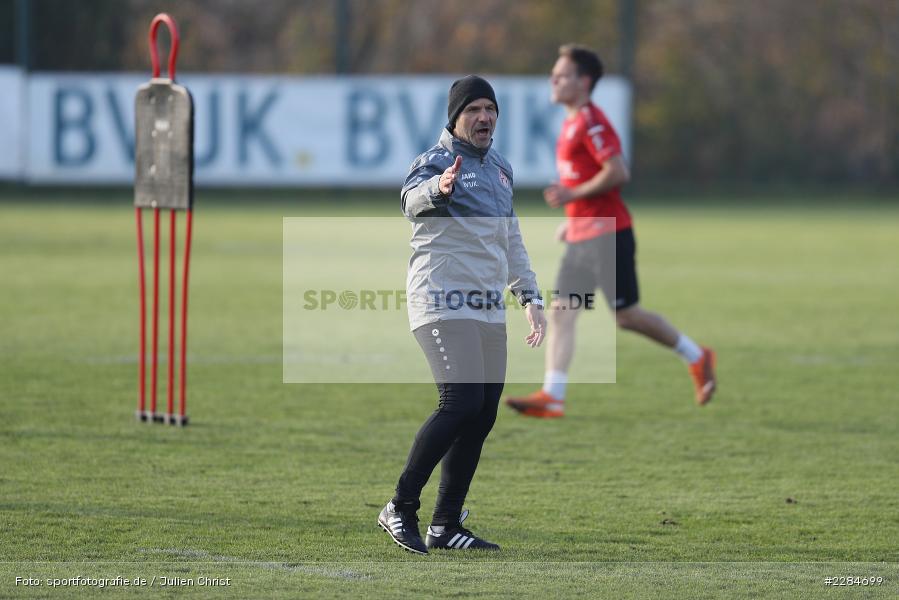 Übung, gestikuliert, Anweisungen, Sportgelände am Sonnenstuhl, Randersacker, 09.11.2020, DFL, sport, action, Fussball, Deutschland, November 2020, Saison 2020/2021, Bundesliga, 2. Bundesliga, FC Würzburger Kickers, Neuer Trainer, Bernhard Trares, Erstes Training, Vorstellung - Bild-ID: 2284699 Übung, gestikuliert, Anweisungen, Sportgelände am Sonnenstuhl, Randersacker, 09.11.2020, DFL, sport, action, Fussball, Deutschland, November 2020, Saison 2020/2021, Bundesliga, 2. Bundesliga, FC Würzburger Kickers, Neuer Trainer, Bernhard Trares, Erstes Training, Vorstellung - Bild-ID: 2284699