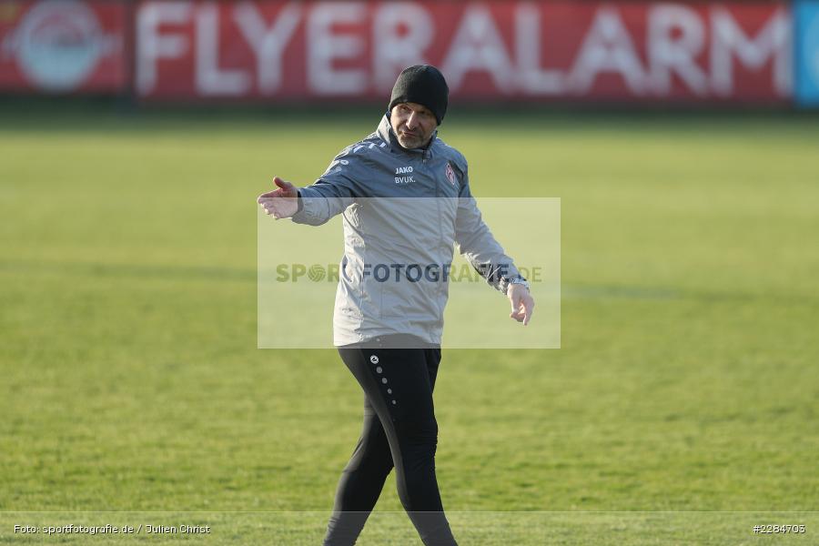Cheftrainer, gibt Anweisungen, Sportgelände am Sonnenstuhl, Randersacker, 09.11.2020, DFL, sport, action, Fussball, Deutschland, November 2020, Saison 2020/2021, Bundesliga, 2. Bundesliga, FC Würzburger Kickers, Neuer Trainer, Bernhard Trares, Erstes Training, Vorstellung - Bild-ID: 2284703