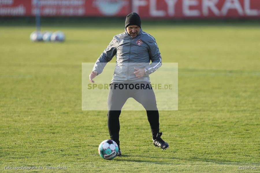 Ball, Pass, Sportgelände am Sonnenstuhl, Randersacker, 09.11.2020, DFL, sport, action, Fussball, Deutschland, November 2020, Saison 2020/2021, Bundesliga, 2. Bundesliga, FC Würzburger Kickers, Neuer Trainer, Bernhard Trares, Erstes Training, Vorstellung - Bild-ID: 2284704 Ball, Pass, Sportgelände am Sonnenstuhl, Randersacker, 09.11.2020, DFL, sport, action, Fussball, Deutschland, November 2020, Saison 2020/2021, Bundesliga, 2. Bundesliga, FC Würzburger Kickers, Neuer Trainer, Bernhard Trares, Erstes Training, Vorstellung - Bild-ID: 2284704
