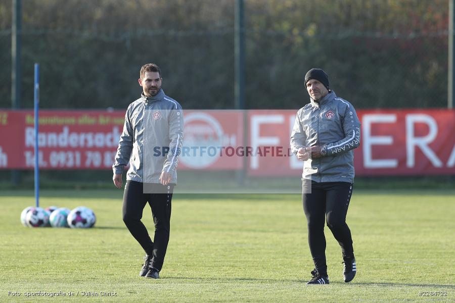 Lächeln, Dialog, Philipp Eckart, Sportgelände am Sonnenstuhl, Randersacker, 09.11.2020, DFL, sport, action, Fussball, Deutschland, November 2020, Saison 2020/2021, Bundesliga, 2. Bundesliga, FC Würzburger Kickers, Neuer Trainer, Bernhard Trares, Erstes Training, Vorstellung - Bild-ID: 2284722
