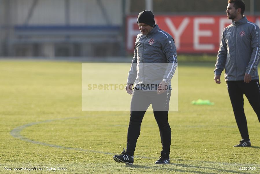 blickt nach unten, Sportgelände am Sonnenstuhl, Randersacker, 09.11.2020, DFL, sport, action, Fussball, Deutschland, November 2020, Saison 2020/2021, Bundesliga, 2. Bundesliga, FC Würzburger Kickers, Neuer Trainer, Bernhard Trares, Erstes Training, Vorstellung - Bild-ID: 2284724 blickt nach unten, Sportgelände am Sonnenstuhl, Randersacker, 09.11.2020, DFL, sport, action, Fussball, Deutschland, November 2020, Saison 2020/2021, Bundesliga, 2. Bundesliga, FC Würzburger Kickers, Neuer Trainer, Bernhard Trares, Erstes Training, Vorstellung - Bild-ID: 2284724