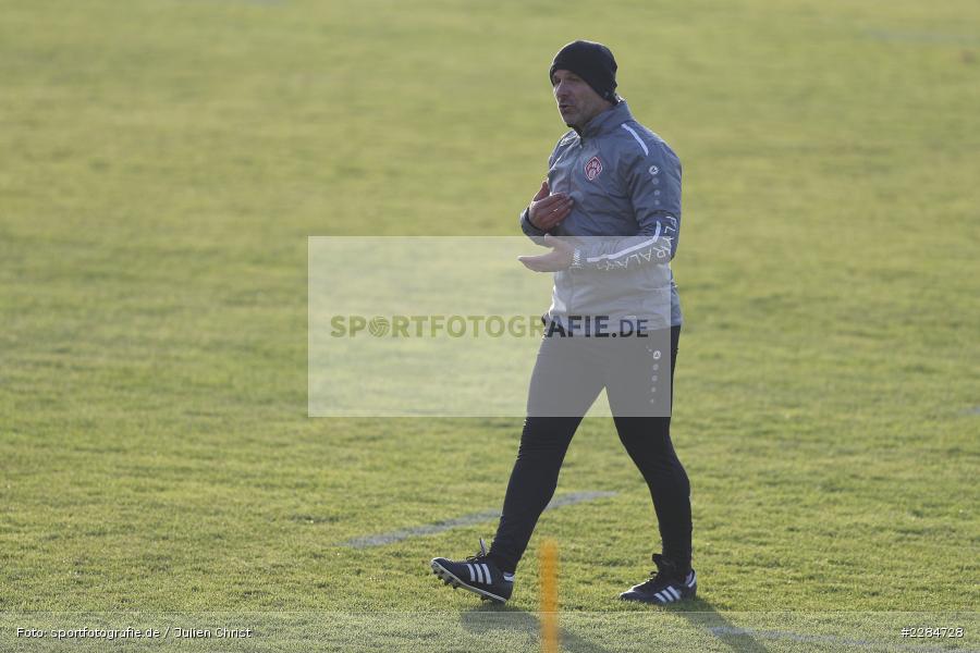 gibt Anweisungen, Sportgelände am Sonnenstuhl, Randersacker, 09.11.2020, DFL, sport, action, Fussball, Deutschland, November 2020, Saison 2020/2021, Bundesliga, 2. Bundesliga, FC Würzburger Kickers, Neuer Trainer, Bernhard Trares, Erstes Training, Vorstellung - Bild-ID: 2284728