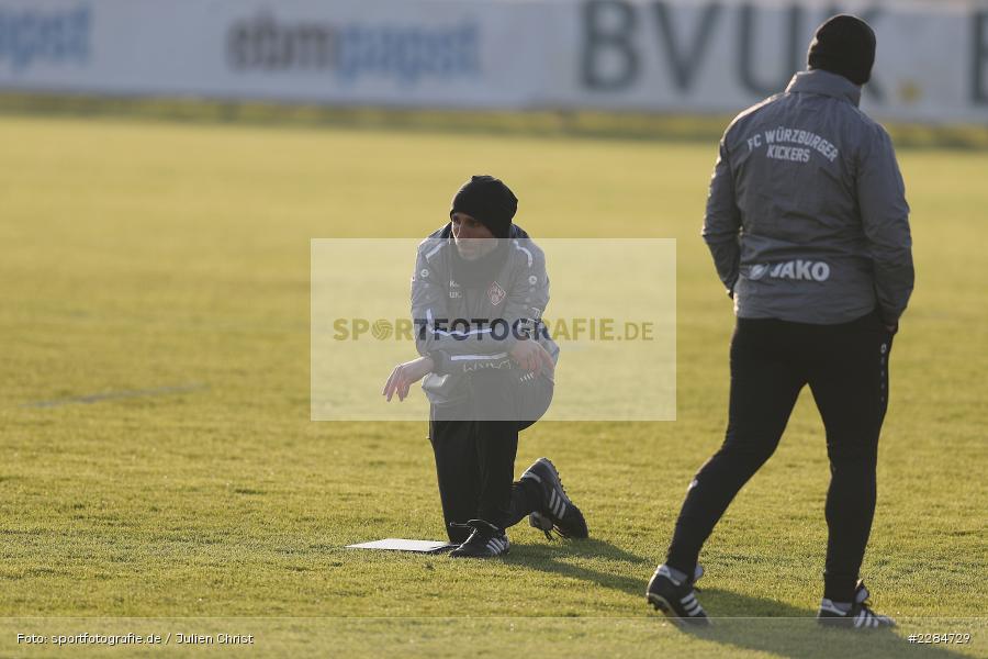 Kniet, Benjamin Sachs, Sportgelände am Sonnenstuhl, Randersacker, 09.11.2020, DFL, sport, action, Fussball, Deutschland, November 2020, Saison 2020/2021, Bundesliga, 2. Bundesliga, FC Würzburger Kickers, Neuer Trainer, Bernhard Trares, Erstes Training, Vorstellung - Bild-ID: 2284729