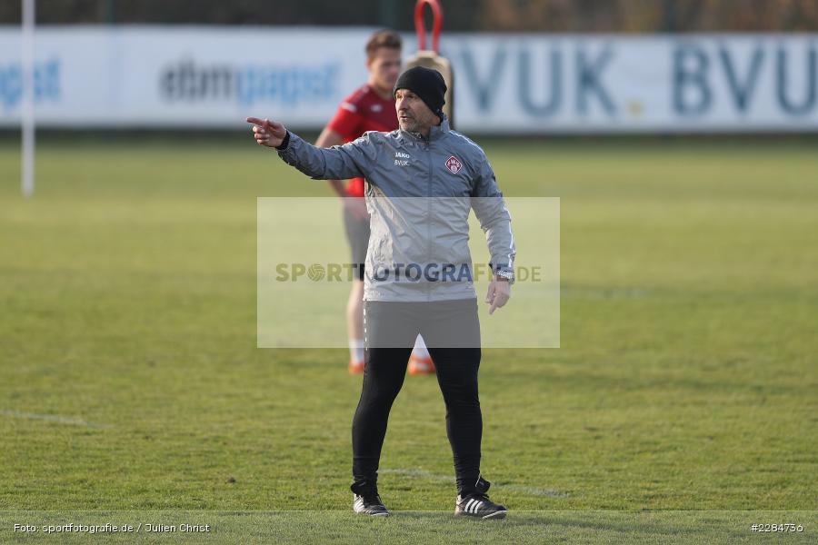 gibt Anweisungen, Sportgelände am Sonnenstuhl, Randersacker, 09.11.2020, DFL, sport, action, Fussball, Deutschland, November 2020, Saison 2020/2021, Bundesliga, 2. Bundesliga, FC Würzburger Kickers, Neuer Trainer, Bernhard Trares, Erstes Training, Vorstellung - Bild-ID: 2284736 gibt Anweisungen, Sportgelände am Sonnenstuhl, Randersacker, 09.11.2020, DFL, sport, action, Fussball, Deutschland, November 2020, Saison 2020/2021, Bundesliga, 2. Bundesliga, FC Würzburger Kickers, Neuer Trainer, Bernhard Trares, Erstes Training, Vorstellung - Bild-ID: 2284736