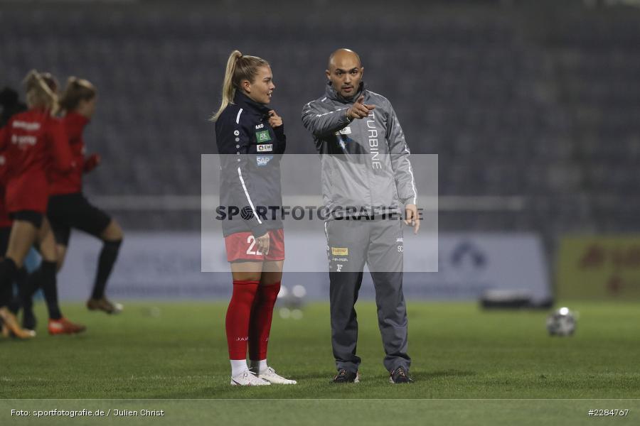 gibt Anweisungen, Nina Ehegötz, Sofian Chahed, Stadion am Brentanobad, Frankfurt, 13.11.2020, DFL, sport, action, Fussball, Deutschland, November 2020, Saison 2020/2021, Die Liga, FLYERALARM Frauen-Bundesliga, Frauen-Bundesliga, 1. Bundesliga Frauen, 1.FFC Turbine Potsdam, Eintracht Frankfurt Frauen - Bild-ID: 2284767