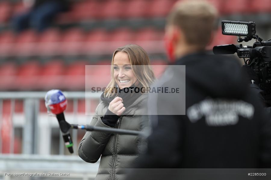 Moderatorin, sky, Nele Schenker, FLYERALARM Arena, Würzburg, 22.11.2020, DFL, sport, action, Fussball, Deutschland, November 2020, Saison 2020/2021, 2. Bundesliga, Hannover 96, FC Würzburger Kickers - Bild-ID: 2285000 Moderatorin, sky, Nele Schenker, FLYERALARM Arena, Würzburg, 22.11.2020, DFL, sport, action, Fussball, Deutschland, November 2020, Saison 2020/2021, 2. Bundesliga, Hannover 96, FC Würzburger Kickers - Bild-ID: 2285000