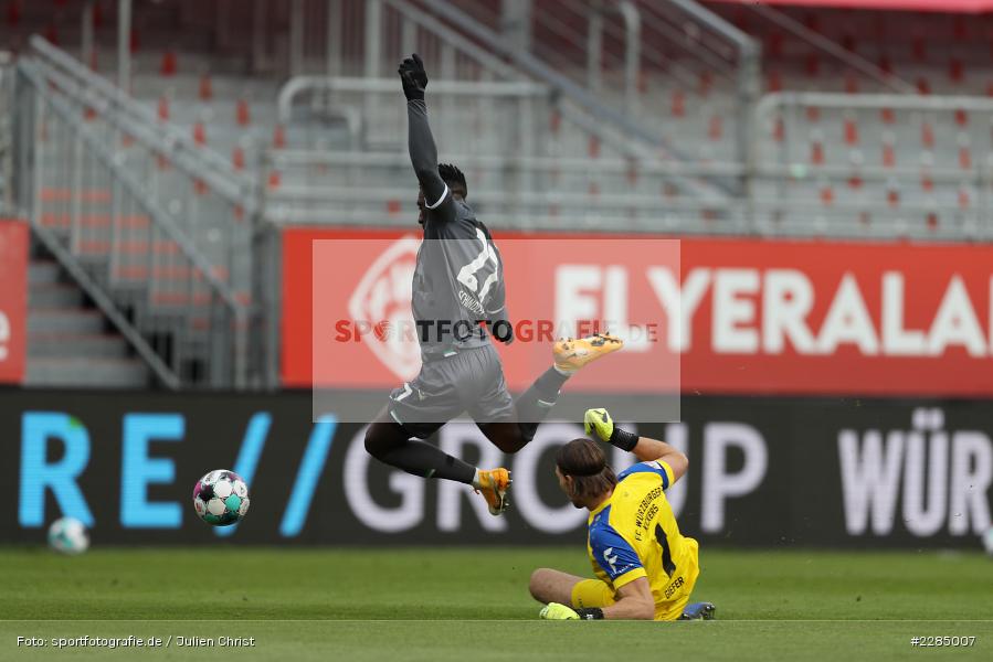 Fabian Giefer, Kingsley Schindler, FLYERALARM Arena, Würzburg, 22.11.2020, DFL, sport, action, Fussball, Deutschland, November 2020, Saison 2020/2021, 2. Bundesliga, Hannover 96, FC Würzburger Kickers - Bild-ID: 2285007 Fabian Giefer, Kingsley Schindler, FLYERALARM Arena, Würzburg, 22.11.2020, DFL, sport, action, Fussball, Deutschland, November 2020, Saison 2020/2021, 2. Bundesliga, Hannover 96, FC Würzburger Kickers - Bild-ID: 2285007