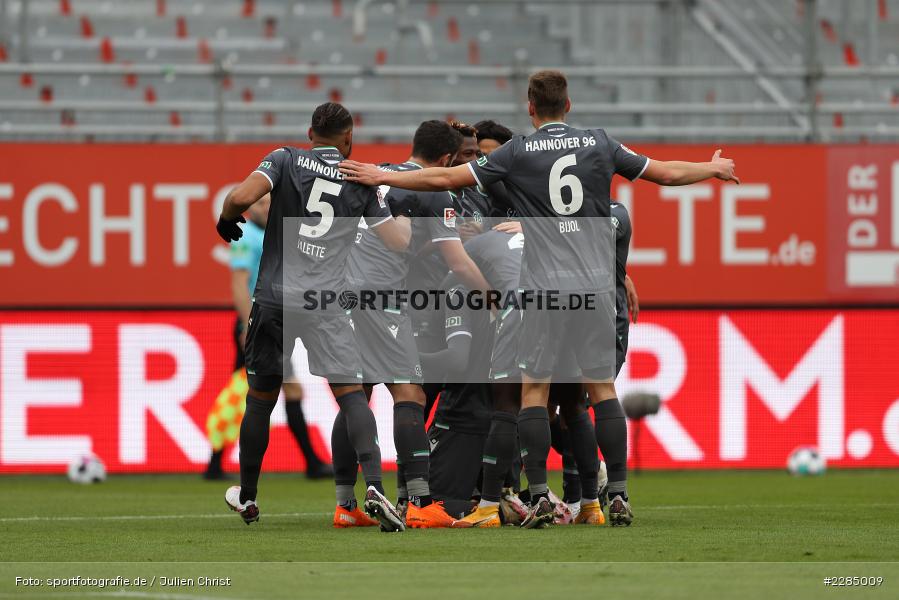 Simon Falette, Jaka Bijol, Torjubel, Marvin Ducksch, FLYERALARM Arena, Würzburg, 22.11.2020, DFL, sport, action, Fussball, Deutschland, November 2020, Saison 2020/2021, 2. Bundesliga, Hannover 96, FC Würzburger Kickers - Bild-ID: 2285009 Simon Falette, Jaka Bijol, Torjubel, Marvin Ducksch, FLYERALARM Arena, Würzburg, 22.11.2020, DFL, sport, action, Fussball, Deutschland, November 2020, Saison 2020/2021, 2. Bundesliga, Hannover 96, FC Würzburger Kickers - Bild-ID: 2285009