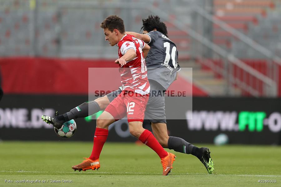 tackle, Patrick Sontheimer, Genki Haraguchi, FLYERALARM Arena, Würzburg, 22.11.2020, DFL, sport, action, Fussball, Deutschland, November 2020, Saison 2020/2021, 2. Bundesliga, Hannover 96, FC Würzburger Kickers - Bild-ID: 2285023
