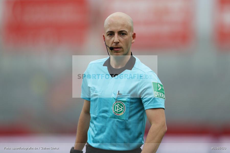 Dekra, Schiedsrichter, Nicolas Winter, FLYERALARM Arena, Würzburg, 22.11.2020, DFL, sport, action, Fussball, Deutschland, November 2020, Saison 2020/2021, 2. Bundesliga, Hannover 96, FC Würzburger Kickers - Bild-ID: 2285120 Dekra, Schiedsrichter, Nicolas Winter, FLYERALARM Arena, Würzburg, 22.11.2020, DFL, sport, action, Fussball, Deutschland, November 2020, Saison 2020/2021, 2. Bundesliga, Hannover 96, FC Würzburger Kickers - Bild-ID: 2285120