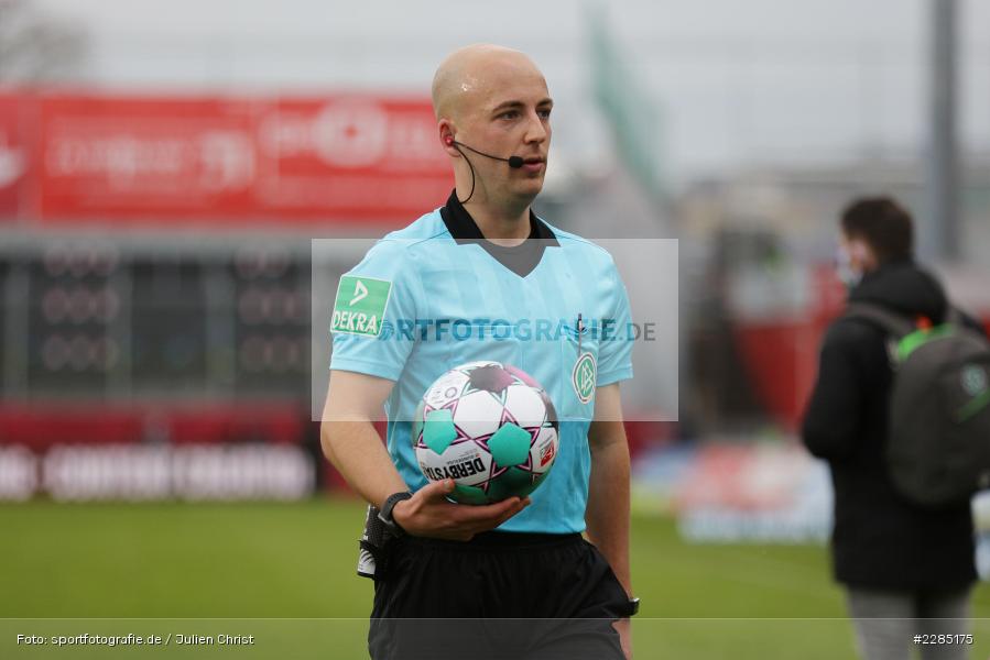 Schiedsrichter, Matchball, Nicolas Winter, FLYERALARM Arena, Würzburg, 22.11.2020, DFL, sport, action, Fussball, Deutschland, November 2020, Saison 2020/2021, 2. Bundesliga, Hannover 96, FC Würzburger Kickers - Bild-ID: 2285175 Schiedsrichter, Matchball, Nicolas Winter, FLYERALARM Arena, Würzburg, 22.11.2020, DFL, sport, action, Fussball, Deutschland, November 2020, Saison 2020/2021, 2. Bundesliga, Hannover 96, FC Würzburger Kickers - Bild-ID: 2285175