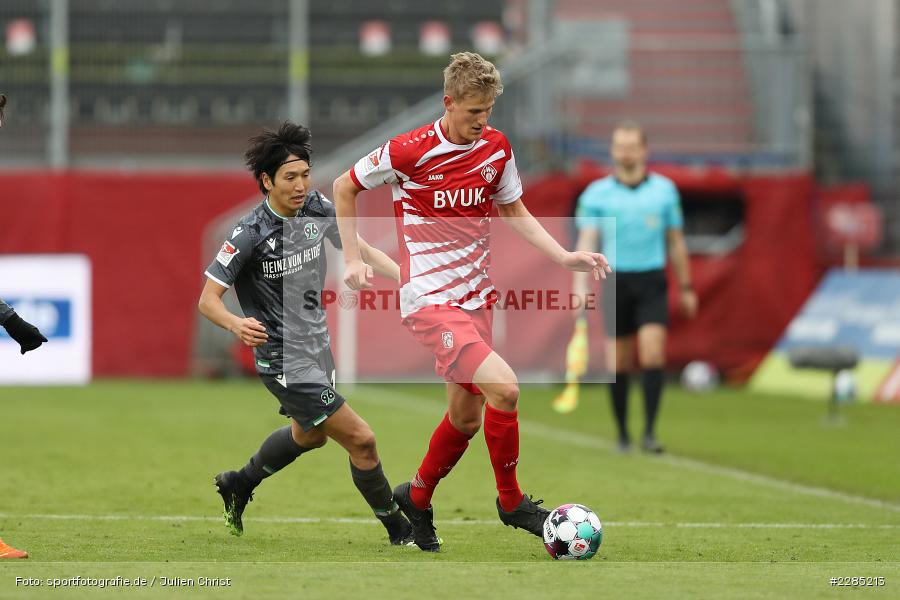 Genki Haraguchi, Niklas Hoffmann, FLYERALARM Arena, Würzburg, 22.11.2020, DFL, sport, action, Fussball, Deutschland, November 2020, Saison 2020/2021, 2. Bundesliga, Hannover 96, FC Würzburger Kickers - Bild-ID: 2285213 Genki Haraguchi, Niklas Hoffmann, FLYERALARM Arena, Würzburg, 22.11.2020, DFL, sport, action, Fussball, Deutschland, November 2020, Saison 2020/2021, 2. Bundesliga, Hannover 96, FC Würzburger Kickers - Bild-ID: 2285213