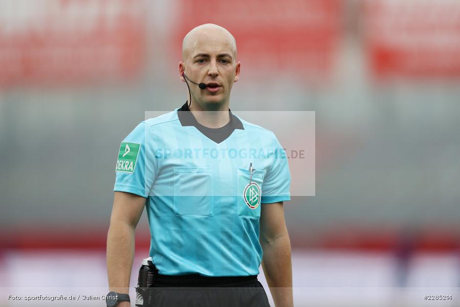 Schiedsrichter, Nicolas Winter, FLYERALARM Arena, Würzburg, 22.11.2020, DFL, sport, action, Fussball, Deutschland, November 2020, Saison 2020/2021, 2. Bundesliga, Hannover 96, FC Würzburger Kickers - Bild-ID: 2285214 Schiedsrichter, Nicolas Winter, FLYERALARM Arena, Würzburg, 22.11.2020, DFL, sport, action, Fussball, Deutschland, November 2020, Saison 2020/2021, 2. Bundesliga, Hannover 96, FC Würzburger Kickers - Bild-ID: 2285214