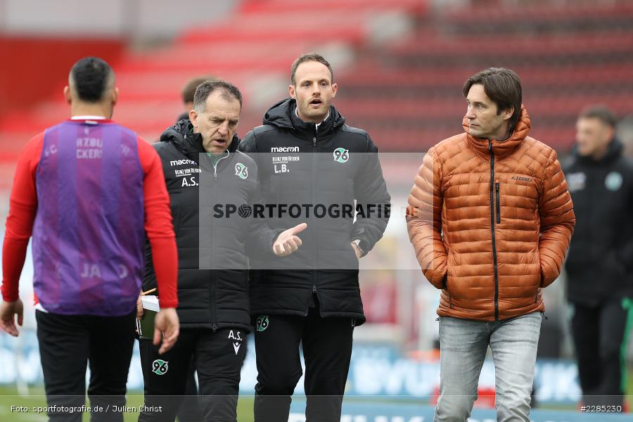 Dialog, Gerhard Zuber, Lars Barlemann, Asif Saric, FLYERALARM Arena, Würzburg, 22.11.2020, DFL, sport, action, Fussball, Deutschland, November 2020, Saison 2020/2021, 2. Bundesliga, Hannover 96, FC Würzburger Kickers - Bild-ID: 2285230 Dialog, Gerhard Zuber, Lars Barlemann, Asif Saric, FLYERALARM Arena, Würzburg, 22.11.2020, DFL, sport, action, Fussball, Deutschland, November 2020, Saison 2020/2021, 2. Bundesliga, Hannover 96, FC Würzburger Kickers - Bild-ID: 2285230